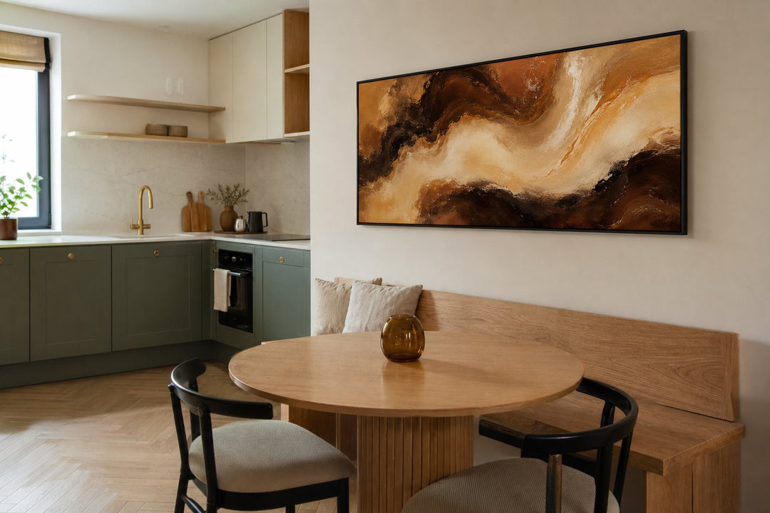 Tablou canvas abstract în tonuri de chihlimbar, deasupra colțului de luat masa dintr-o bucătărie modernă