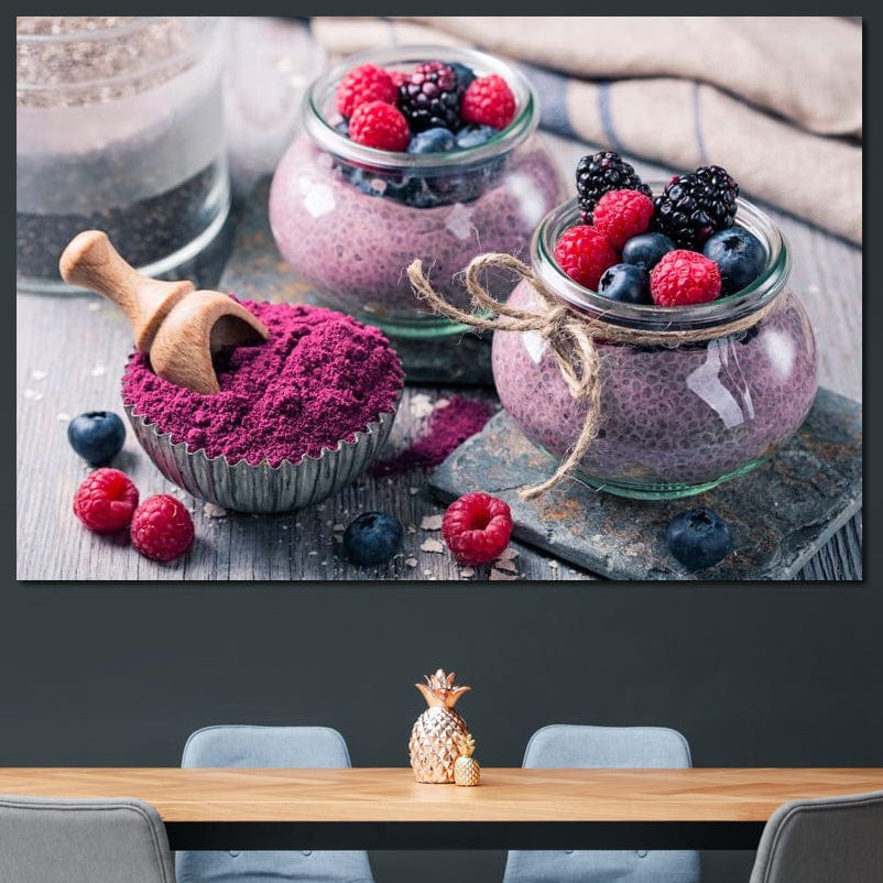 tablou canvas cu desert cu seminte de chia si fructe de padure, redat in culori vibrante