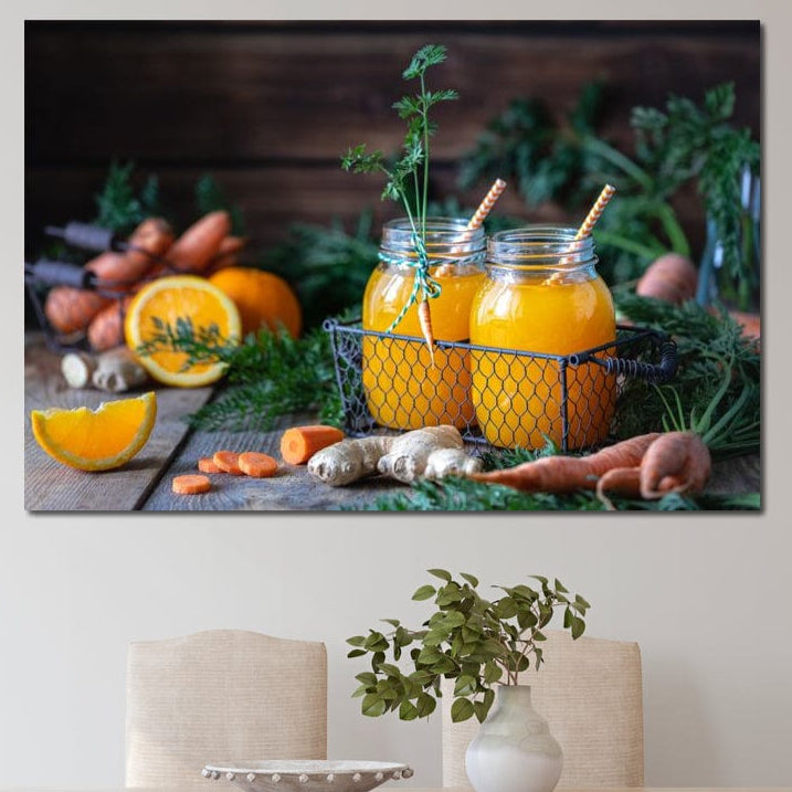 tablou canvas cu doua pahare cu suc de portocale si morcovi, cu paie colorate, pe fundal rustic de lemn cu fructe si legume