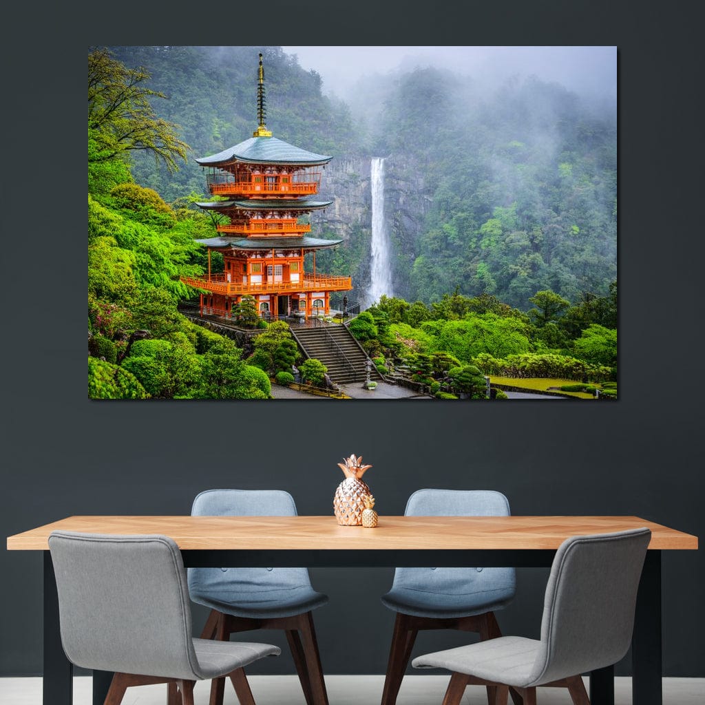 Tablou Canvas Premium, LuxCanva® O1050, Linistea Japoniei, Armonie, Om, Natura, Pagoda, Munti, Cascada, Calatorie, Sacru, Ritual, Zeu, Templu, Spirit, Nachi, Vacanta, Birou, Living, Dormitor