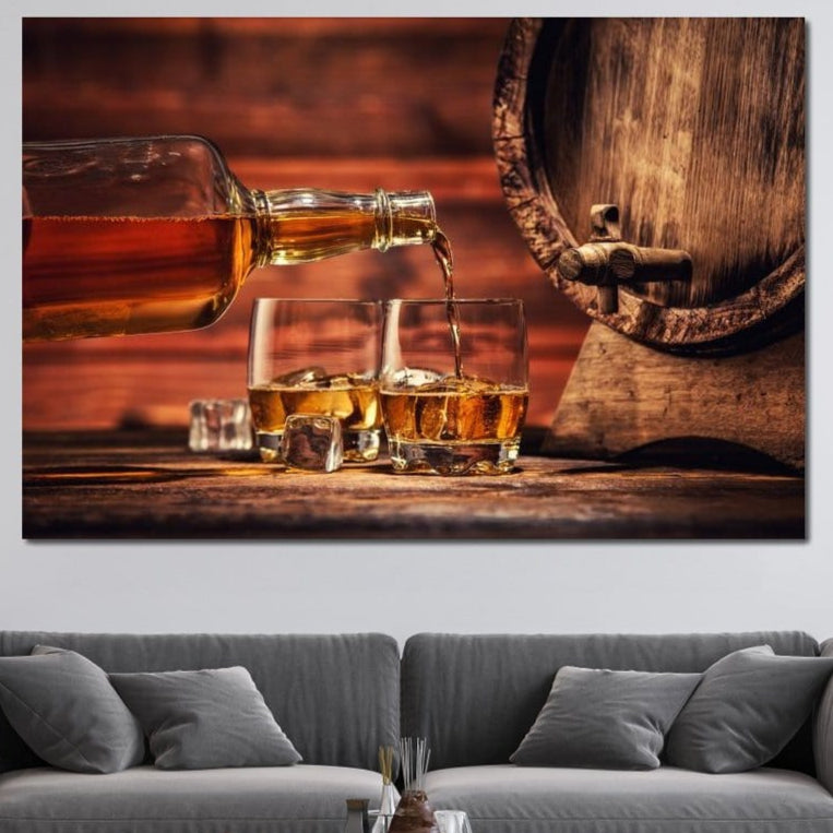 tablou canvas cu un butoi de lemn, o sticla de whisky turnand in doua pahare cu gheata, pe fundal rustic in nuante calde 