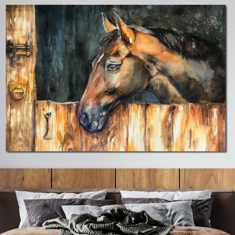 tablou canvas cu un cal maro surprins din profil, relaxat pe un gard de lemn, pe fundal intunecat si rustic