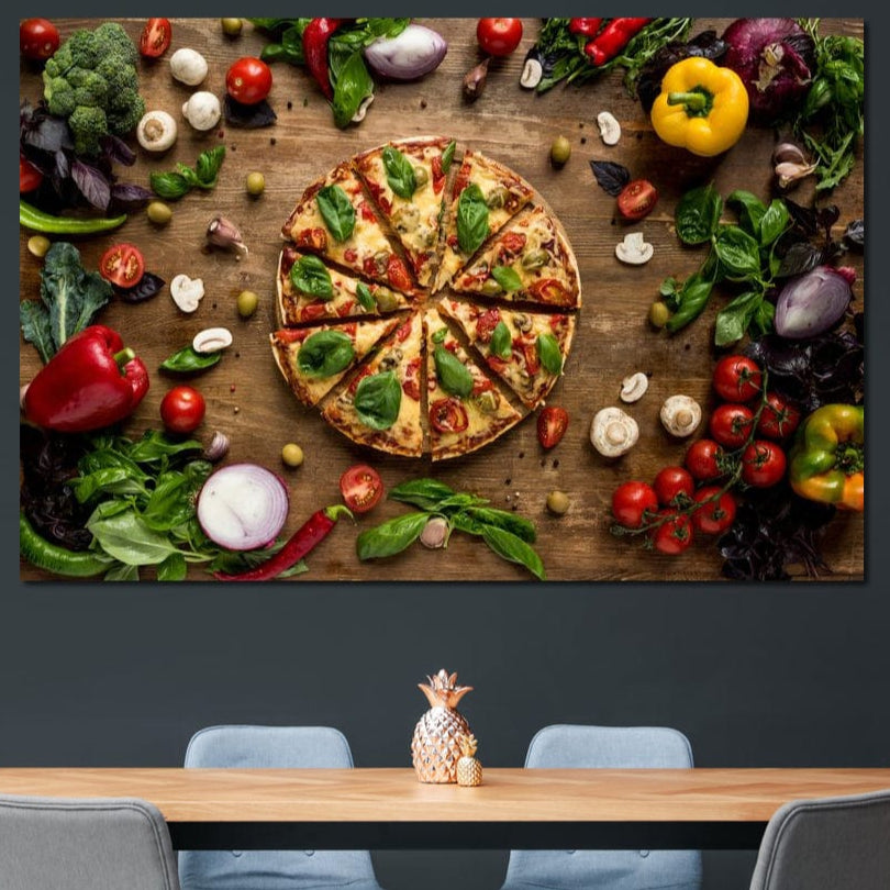 tablou canvas cu o pizza taiata in felii, pe o masa de lemn inconjurata de legume si condimente