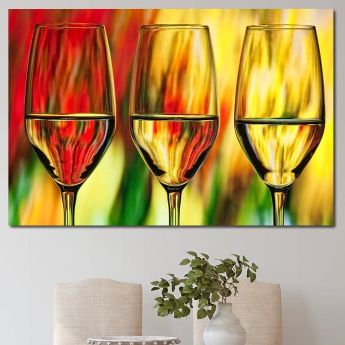 tablou canvas cu trei pahare de vin, pe fundal pictat in nuante calde de rosu si galben