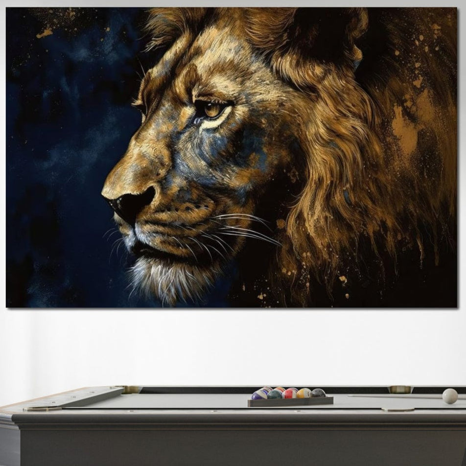 tablou canvas cu un chip de leu cu blana aramie, pe fundal albastru inchis