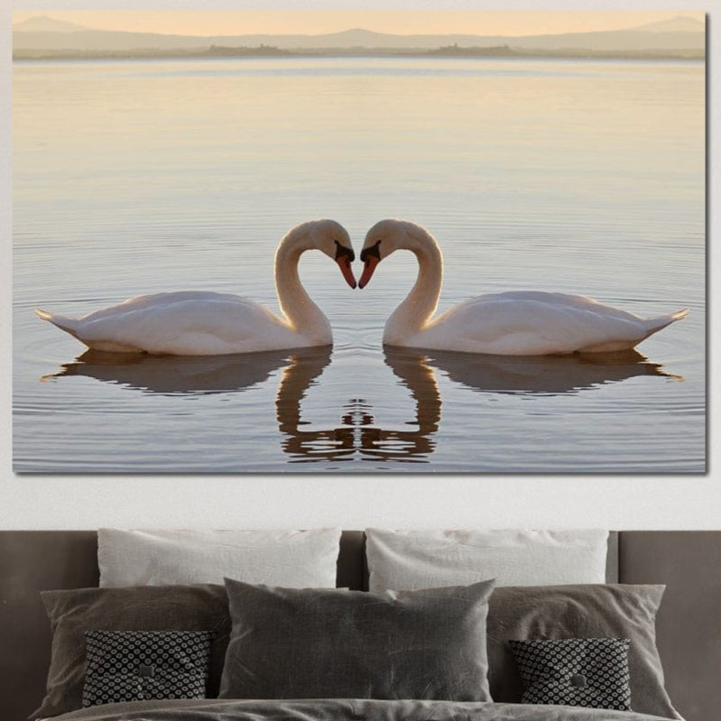 tablou canvas cu doua lebede formand o inima, reflectate simetric in apa