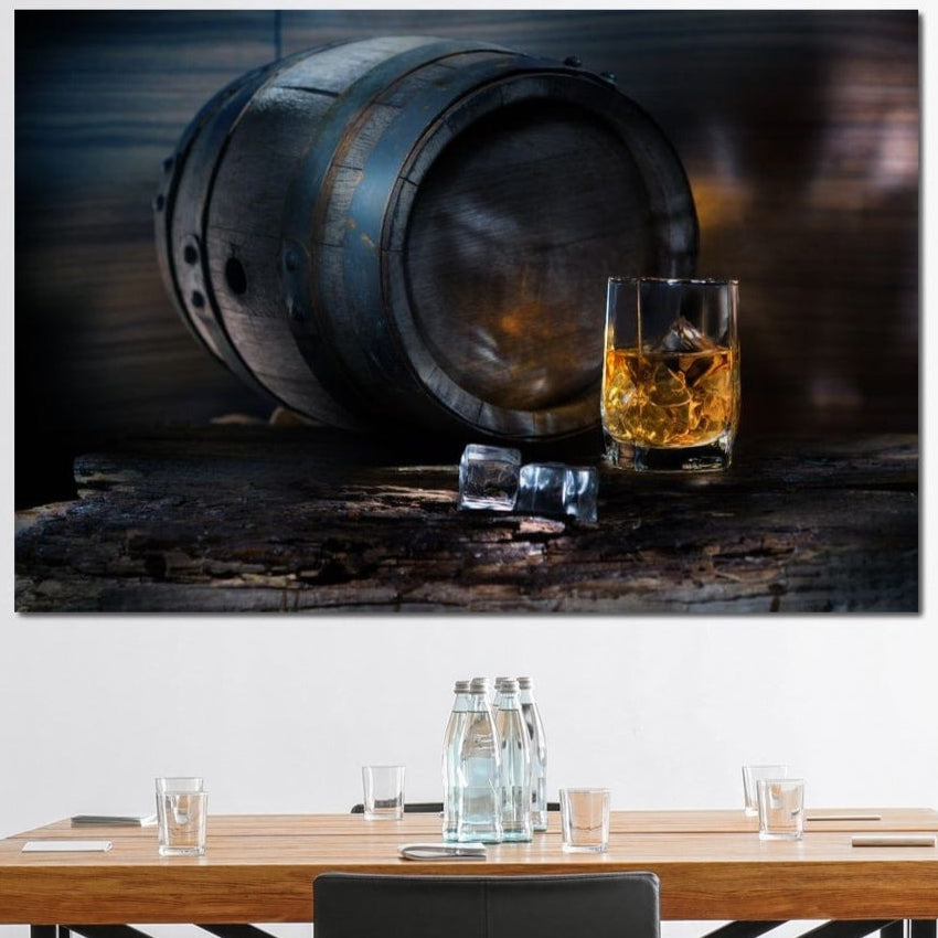 Tabloul LuxCanva® Tablou Canvas Premium N1039, "Imbatranit cu Stil", prezintă un butoi de whisky din lemn și un pahar cu gheață, perfect pentru o afișare elegantă deasupra unei mese moderne de întâlnire în orice pub, bar, lounge, restaurant sau bucătărie.
