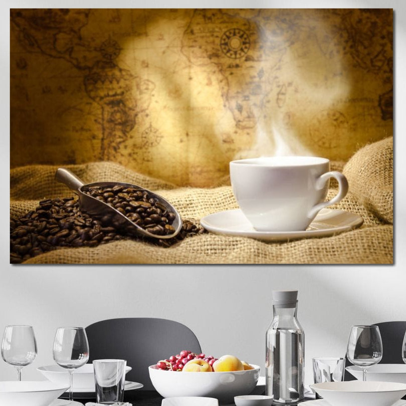 tablou canvas cu o ceasca de cafea fierbinte, langa boabe de cafea pe fundal cu harta lumii, in stil vintage
