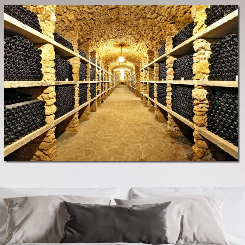 Deasupra patului atârnă tabloul LuxCanva® Tablou Canvas Premium (N1035), care prezintă o pivniță de piatră cu sticle, tavane arcuite și lumină caldă - un decor elegant perfect pentru dormitoare, bucătării, baruri sau restaurante.