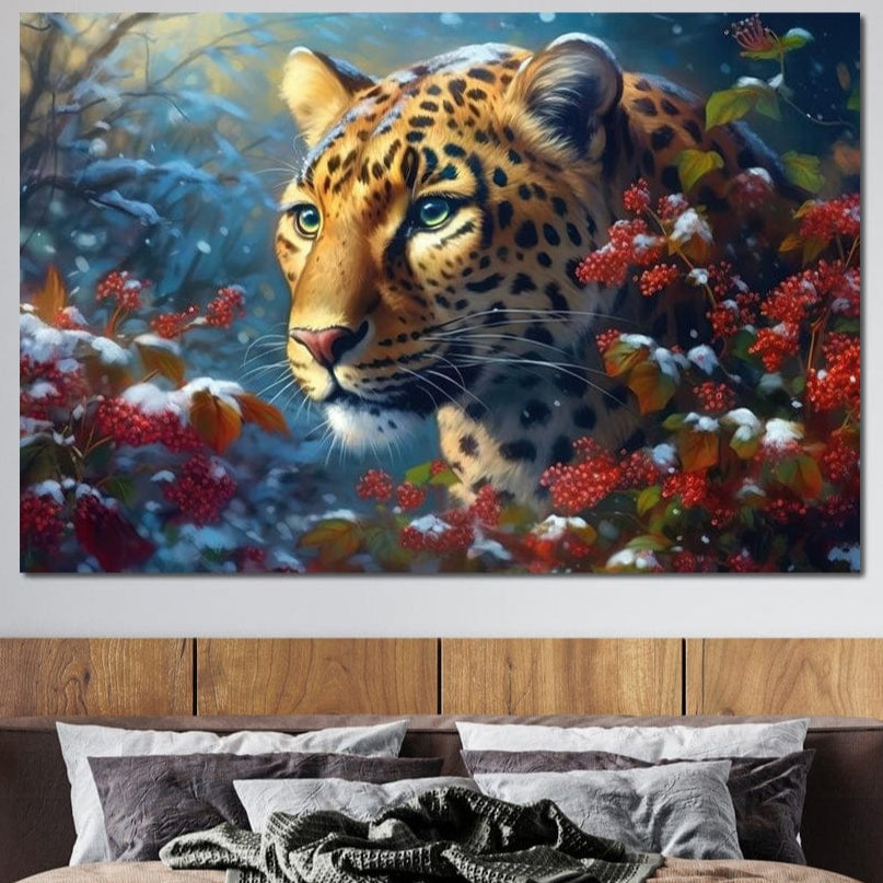 tablou canvas cu un jaguar in peisaj de iarna, inconjurat de crengute cu fructe rosii si zapada