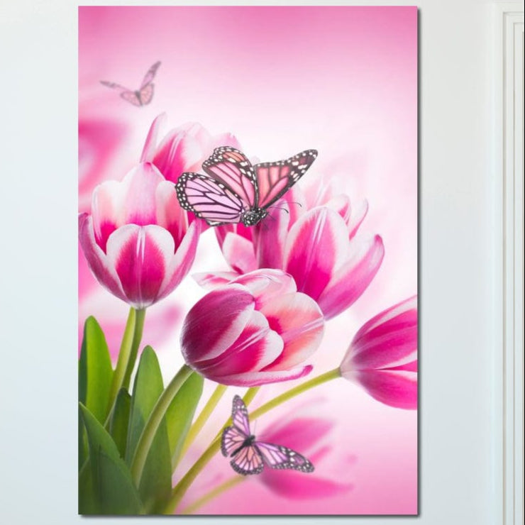 tablou canvas cu fluturi roz zburand printre lalele, pe fundal roz pastelat si romantic