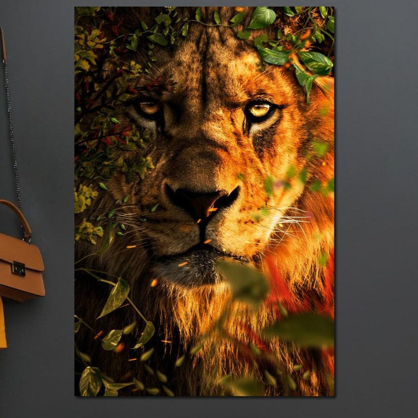 tablou canvas cu un chip de leu surprins la vanatoare printre frunze