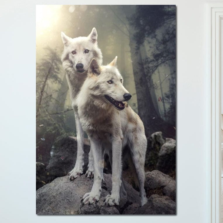 Tablou Canvas Premium M1466 de la LuxCanva®, "Fratia Lupilor", prezintă doi lupi albi pe stânci într-o pădure cețoasă, luminată de soare, imprimată expert pe panza bumbac - perfectă pentru sufrageria, biroul sau camera copilului dumneavoastră.