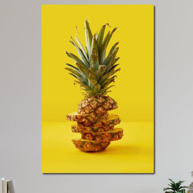 tablou canvas cu un ananas taiat in felii, pe un fundal galben neon