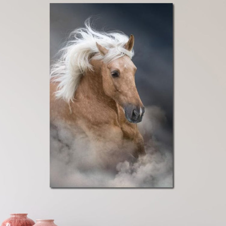tablou canvas cu portretul unui cal maro, cu coama alba in vant, pe fundal cu ceata
