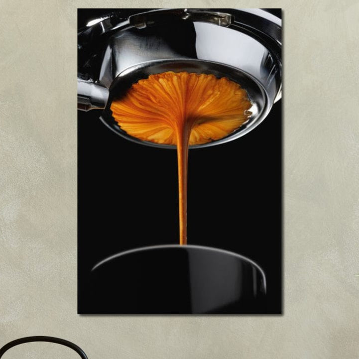 Prim plan de espresso preparat într-o ceașcă neagră, cu cafea aurie curgând în interior-Tablou Canvas Premium LuxCanva® N1030 "Magia Espresso", perfect pentru iubitorii de cafea și decor modern în bucătărie, bar sau restaurant.