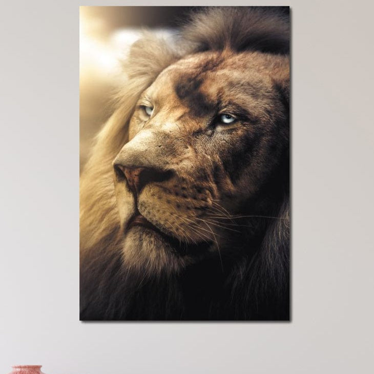 tablou canvas cu portretul unui leu cu ochi albastri, pe fundal luminat