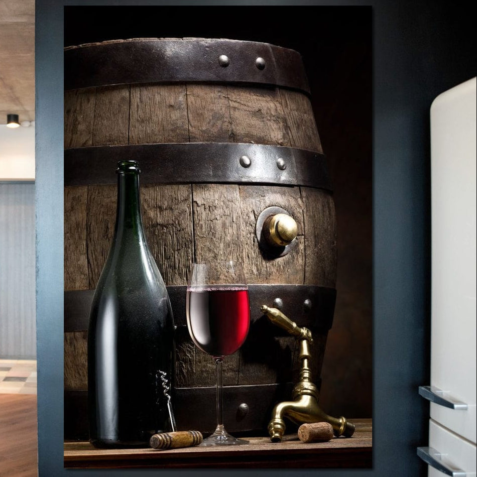 tablou canvas cu un butoi de lemn, o sticla cu un tirbuson si un pahar de vin rosu pe o masa de lemn, pe fundal intunecat 