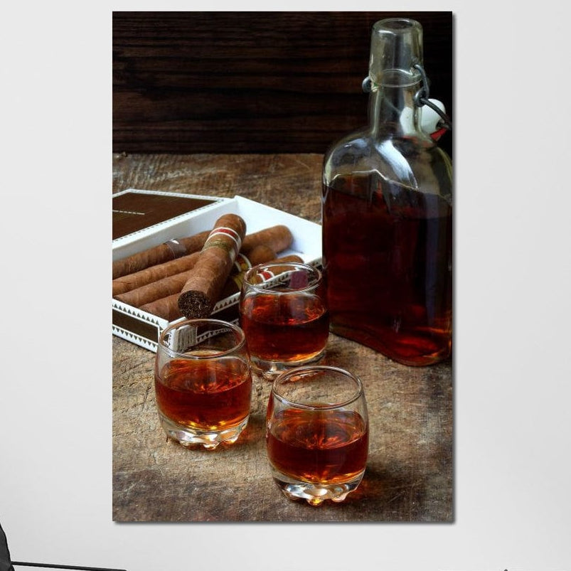 tablou canvas cu o sticla de coniac si trei pahare, pe o masa rustica alaturi de un pachet de trabucuri
