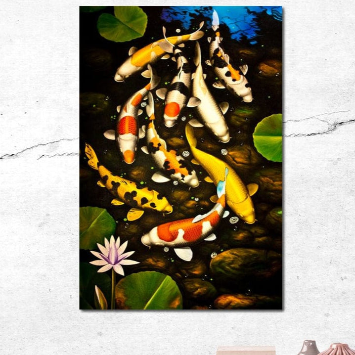 tablou canvas cu un grup de pesti koi intr-un iaz cu nuferi