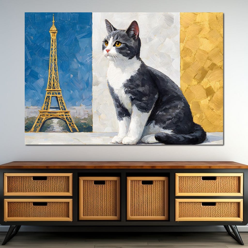tablou canvas cu o pisica gri cu alb, pe fundal tricolor cu Turnul Eiffel redat in accente aurii