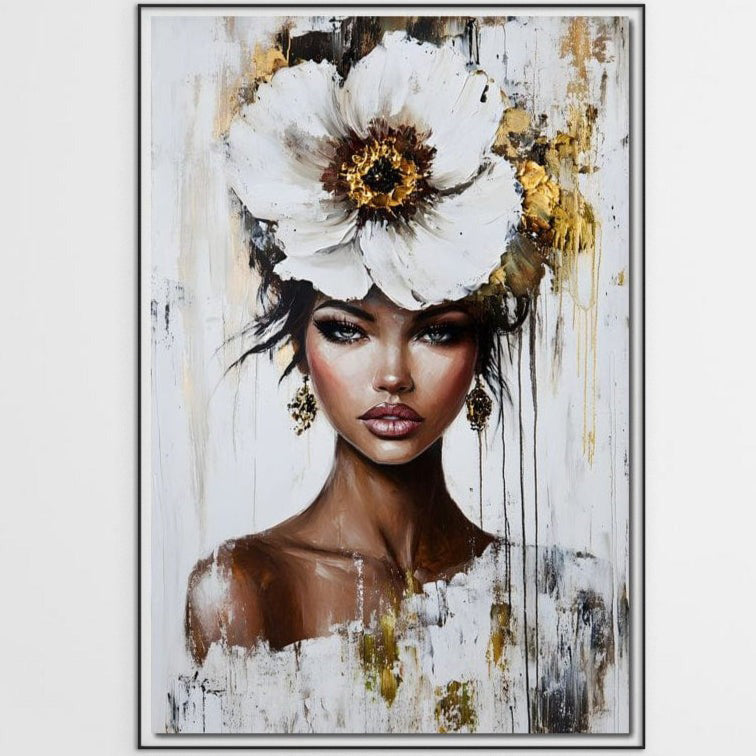 Tablou Canvas Premium LuxCanva® G1144 "Frumusetea Magnoliei": portret al unei femei cu piele închisă, trăsături expresive, cercei aurii, floare alb-aurie în păr, fundal abstract-perfect pentru birou sau living, artă premium.