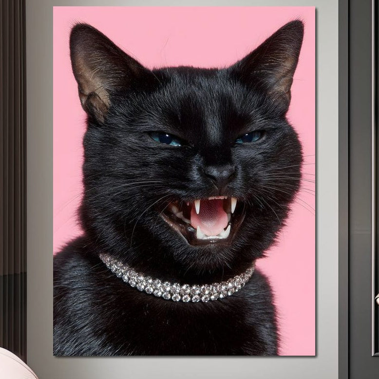 Tablou Canvas Premium "Perla Intunecata" de la LuxCanva® prezintă o pisică neagră feroce cu o zgardă cu diamante, în mijlocul șuieratului, pe un fundal roz - o artă de perete elegantă și plină de farmec pentru dormitorul, biroul, camera de zi sau camera copilului dumneavoastră.