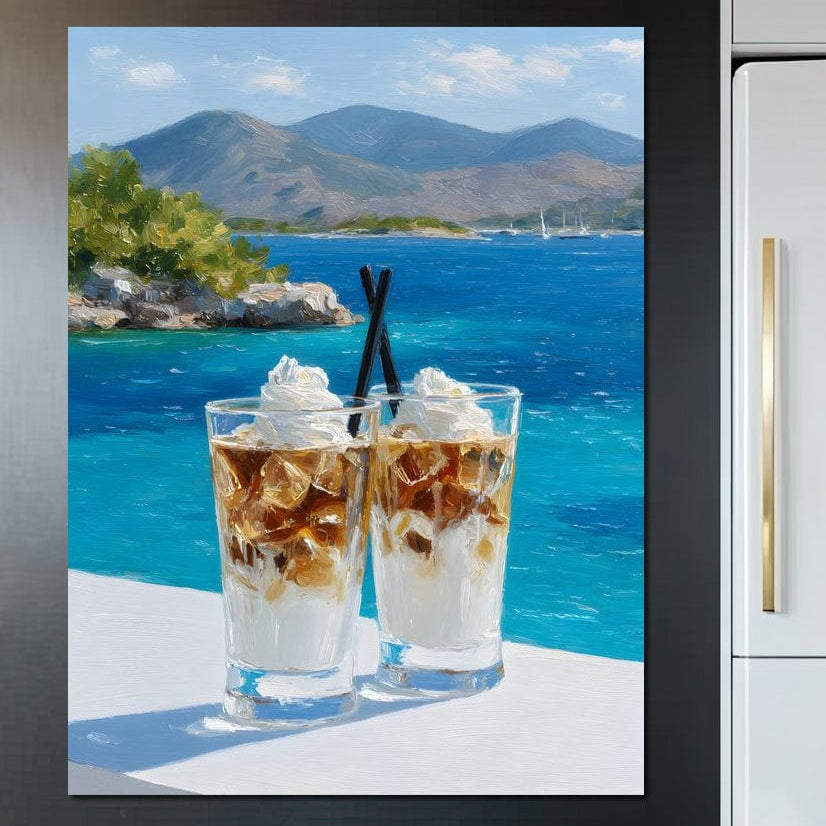 tablou canvas cu doua bauturi frappe cu frisca si gheata, pe fundal exotic cu ocean albastru si vegetatie