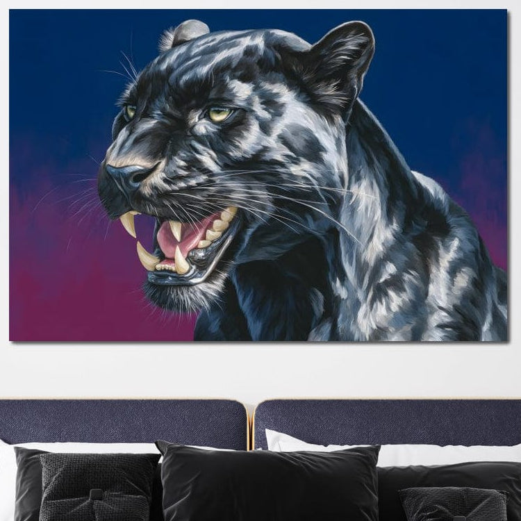 tablou canvas cu o pantera fioroasa, cu coltii la vedere, cu blana lucioasa, pe fundal in nuante inchise de albastru si violet