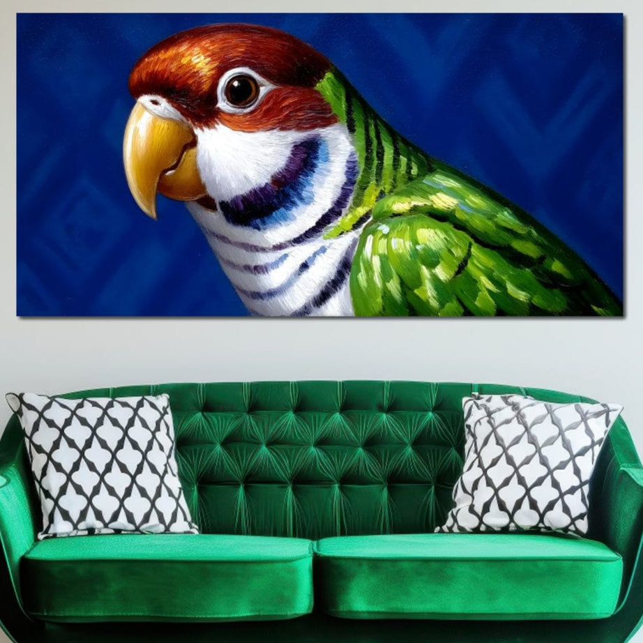 tablou canvas cu un papagal cu penaj in nuante de verde, rosu si violet pe fundal abstract albastru