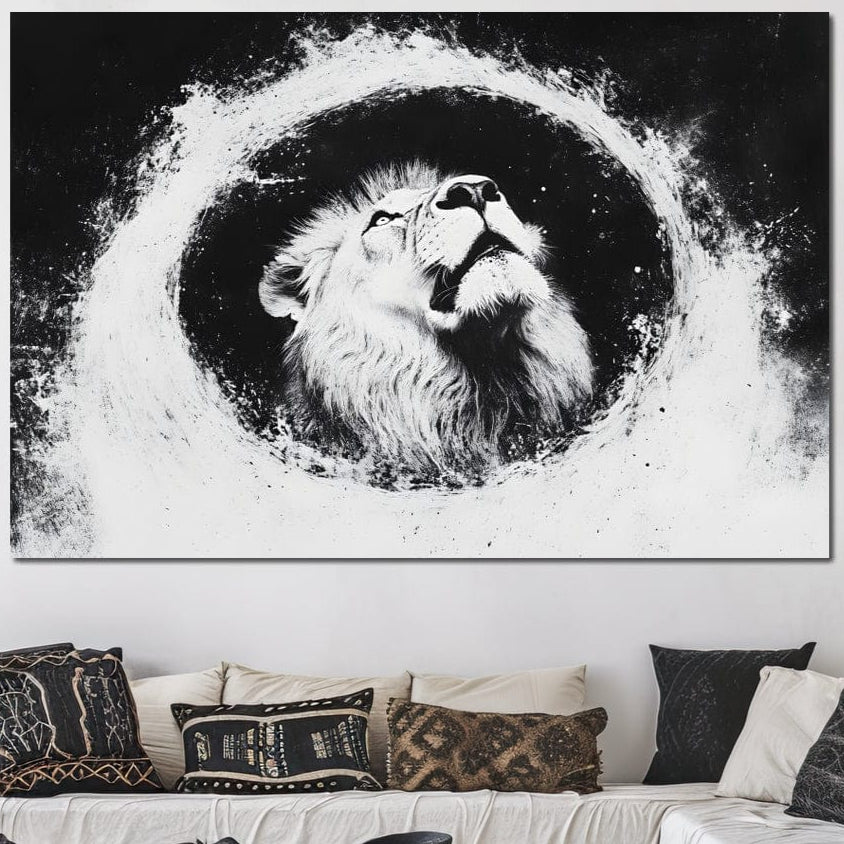 tablou canvas cu un cap de leu redat abstract in nuante de alb si negru, pe fundal intunecat