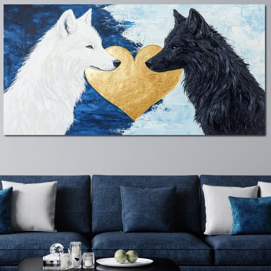 tablou canvas cu un lup alb si unul negru, pictati pe fundal in nuante de albastru si o forma de inima aurie