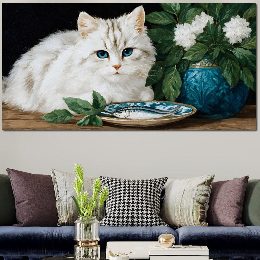 tablou canvas cu o pisica alba pe o masa de lemn, langa o vaza albastra cu flori albe si o farfurie din ceramica cu peste