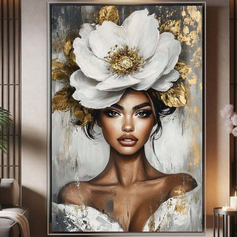 Tablou Canvas Premium LuxCanva® G1142: portret pictat al Zeitei Primaverii Eterne, cu piele medie și flori mari albe-aurii în păr, pe fundal abstract aur-gri. Print calitate premium pe pânză bumbac, încadrat și expus pe perete.