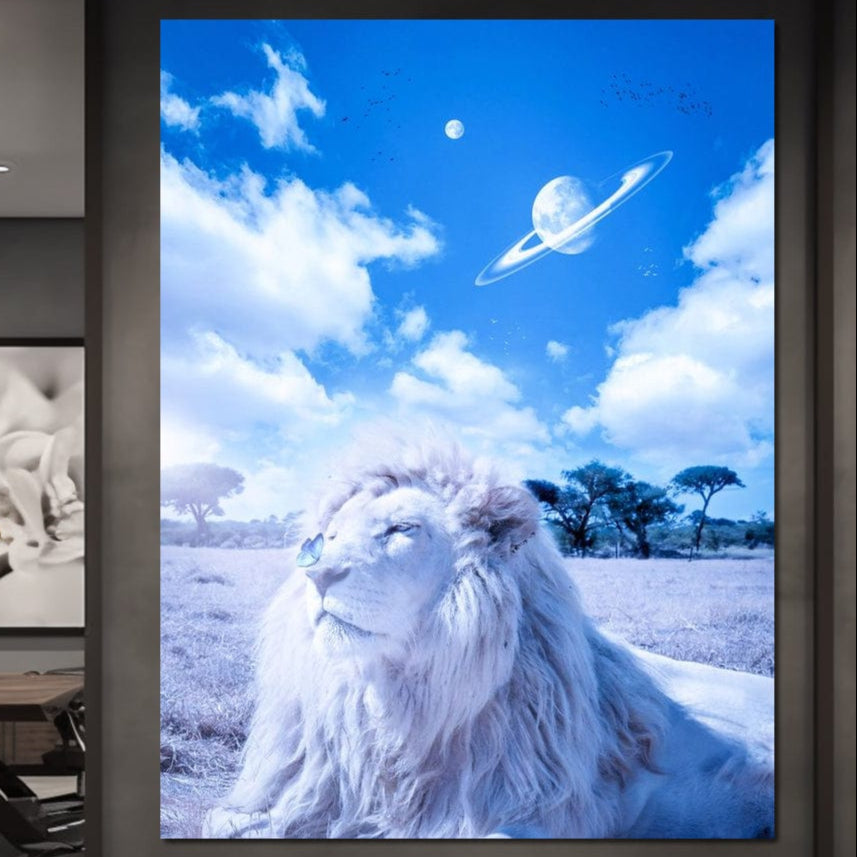 tablou canvas cu un leu alb si un fluture intr-o savana, cu cer senin si planeta Saturn alaturi de Luna printre nori