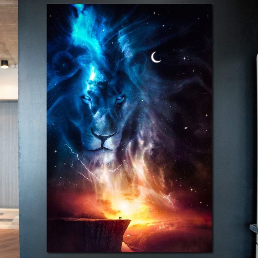 tablou canvas cu spiritul unui leu pe fundal cu cerul instelat si semiluna, privind catre o stanca la apus de Soare