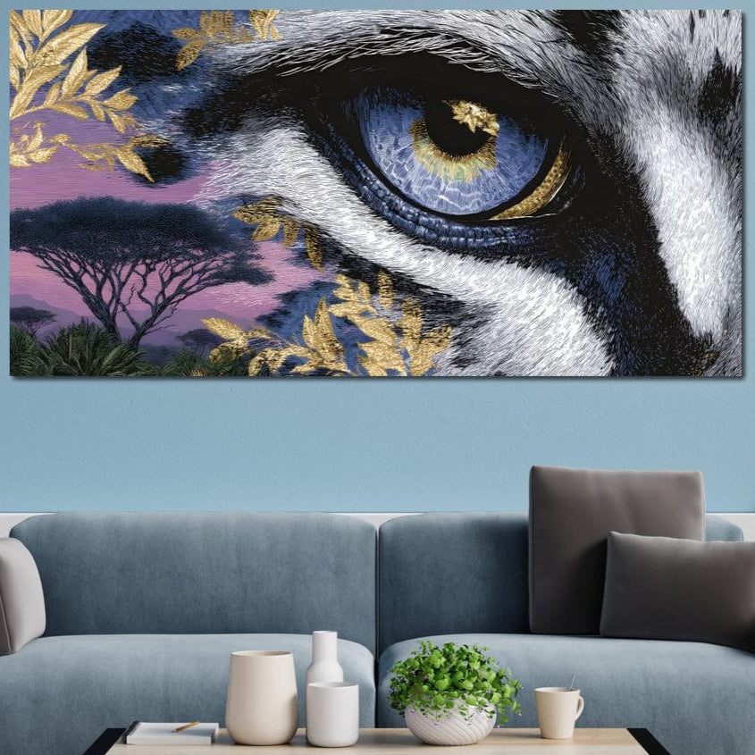 tablou canvas cu un ochi de tigru, pe fundal cu un peisaj de natura cu un copac la apus violet, decorat cu accente aurii