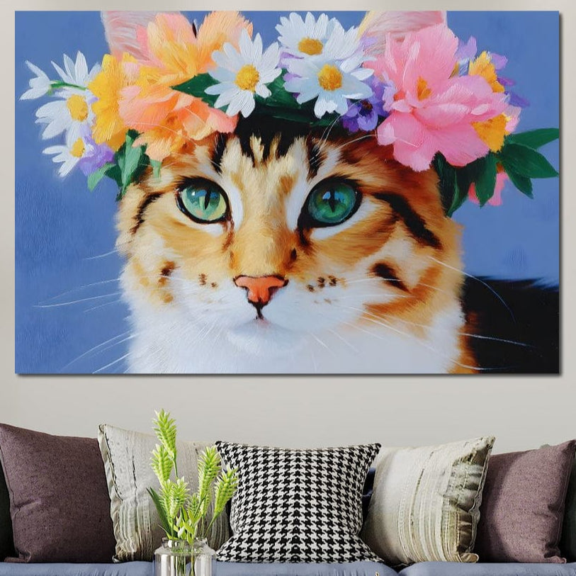 tablou canvas cu o pisica portocalie cu ochi verzi purtand o coronita cu flori de primavara, pe fundal albastru
