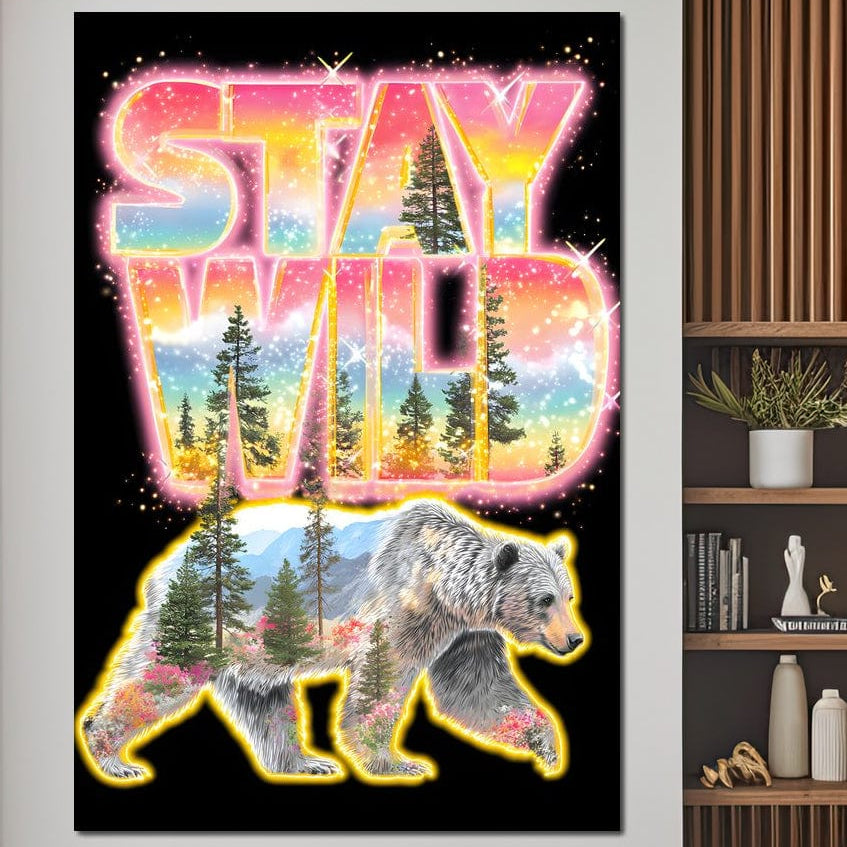 Tabloul LuxCanva® Tablou Canvas Premium, Wild Freedom M1521 prezintă "STAY WILD" în nuanțe neon, copaci, stele și o siluetă de urs cu un peisaj montan viu - perfect pentru orice dormitor, birou, living sau cameră foto.