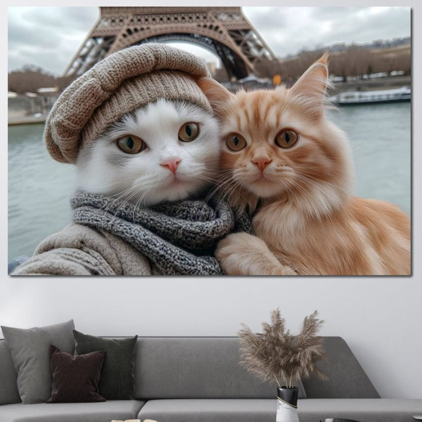 tablou canvas cu doua pisici adorabile in fata Turnului Eiffel, una purtan bereta si fular, surprinse intr-un selfie romantic in Paris