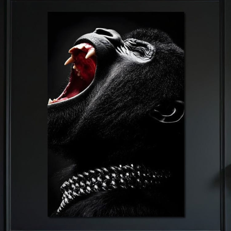 tablou canvas cu o gorila neagra cu un lant argintiu, surprinsa intr-un raget fioros, pe fundal intunecat