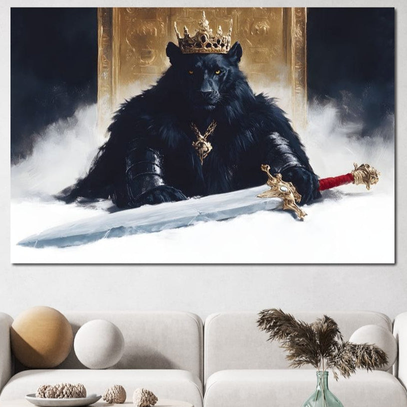 tablou canvas cu o pantera neagra incoronata in armura regala, tinand o sabie decorativa, pe fundal cu ceata si un tron de aur