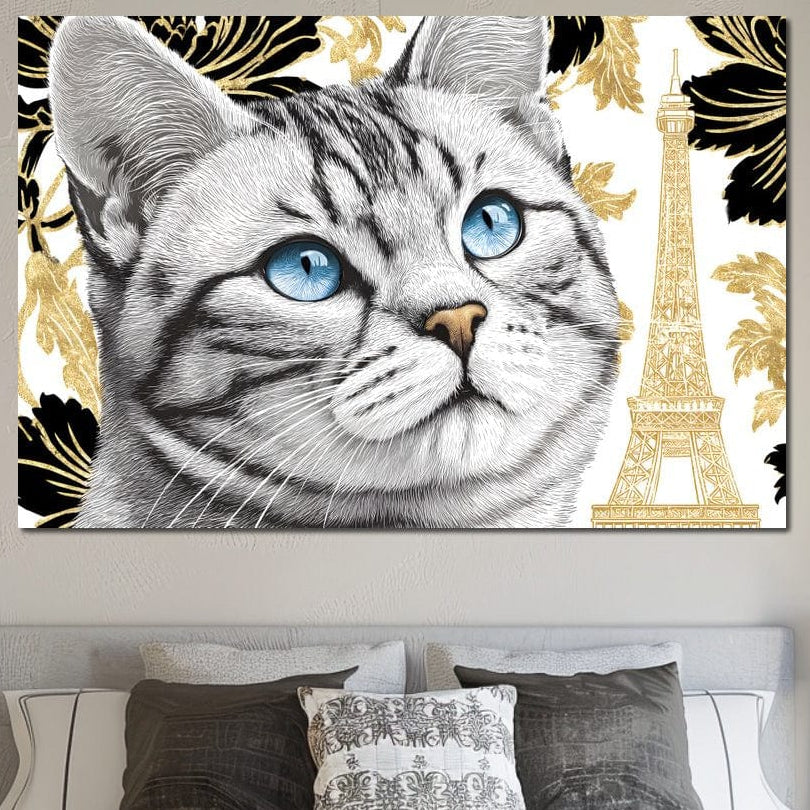 tablou canvas cu o pisica tigrata in nuante de gri cu ochi albastri, pe fundal cu turnul Eiffel si accente aurii cu negru