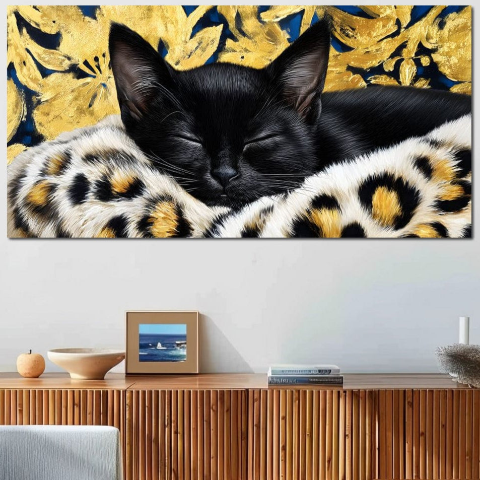 tablou canvas cu o pisica neagra adormita, in asternuturi cu imprimeu leopard, pe fundal abstract cu detalii aurii