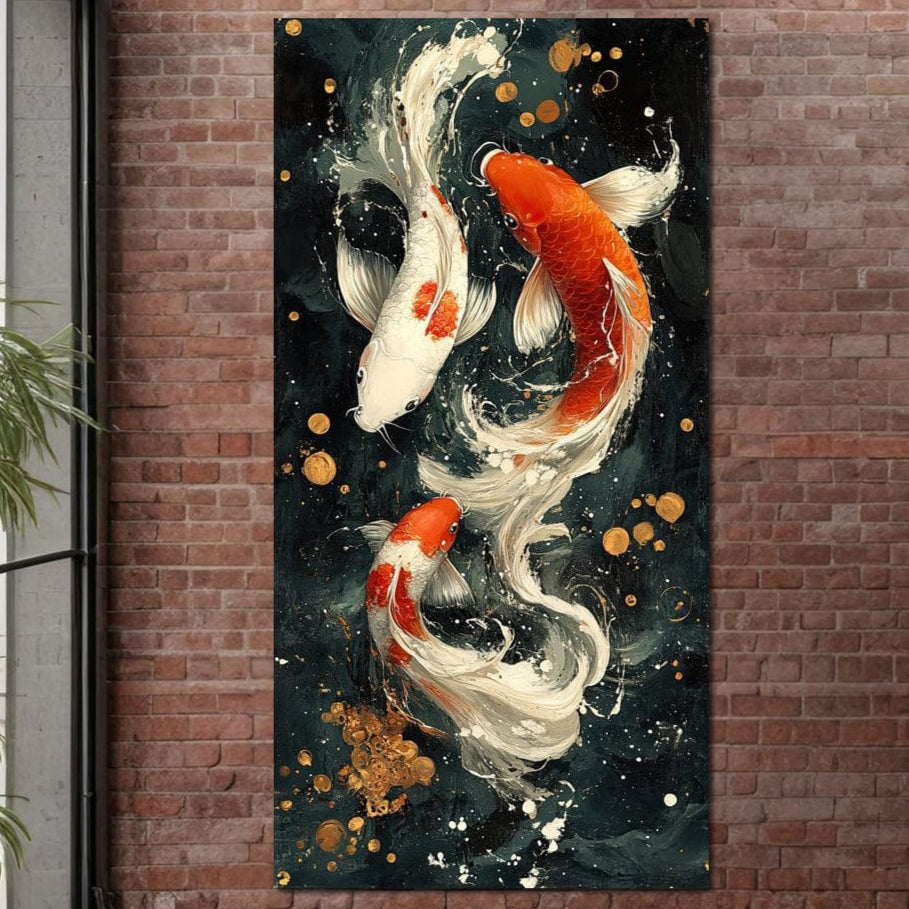 tablou canvas cu trei pesti koi in nuante de alb si portocaliu, pe fundal intunecat cu accente aurii
