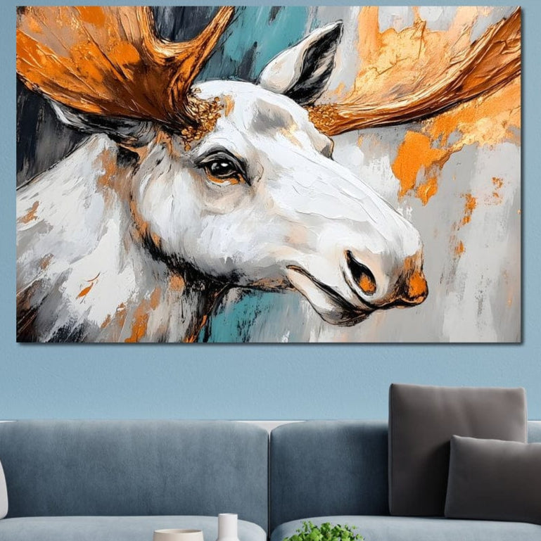 tablou canvas cu portretul unui elan alb, surprins din profil, pictat expresiv pe fundal texturat in tonurii aurii si tuse de turcoaz si negru