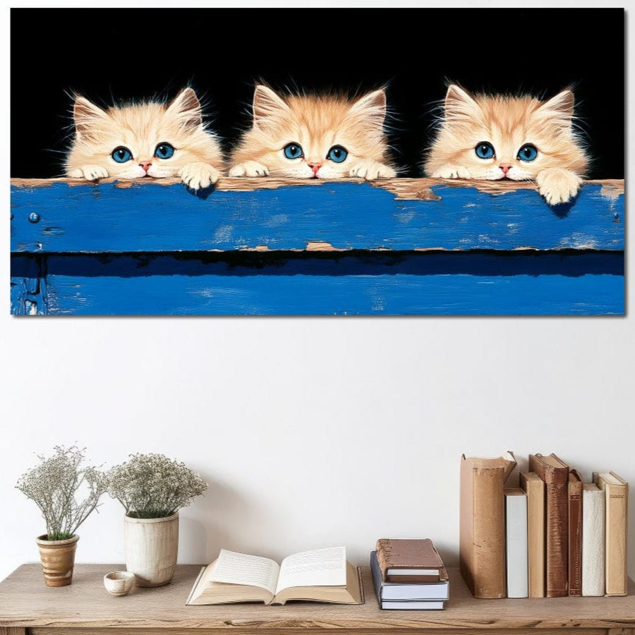tablou canvas cu trei pui de pisica, cu blanita portocalie, privind de dupa un gard de lemn albastru, pe fundal negru clasic