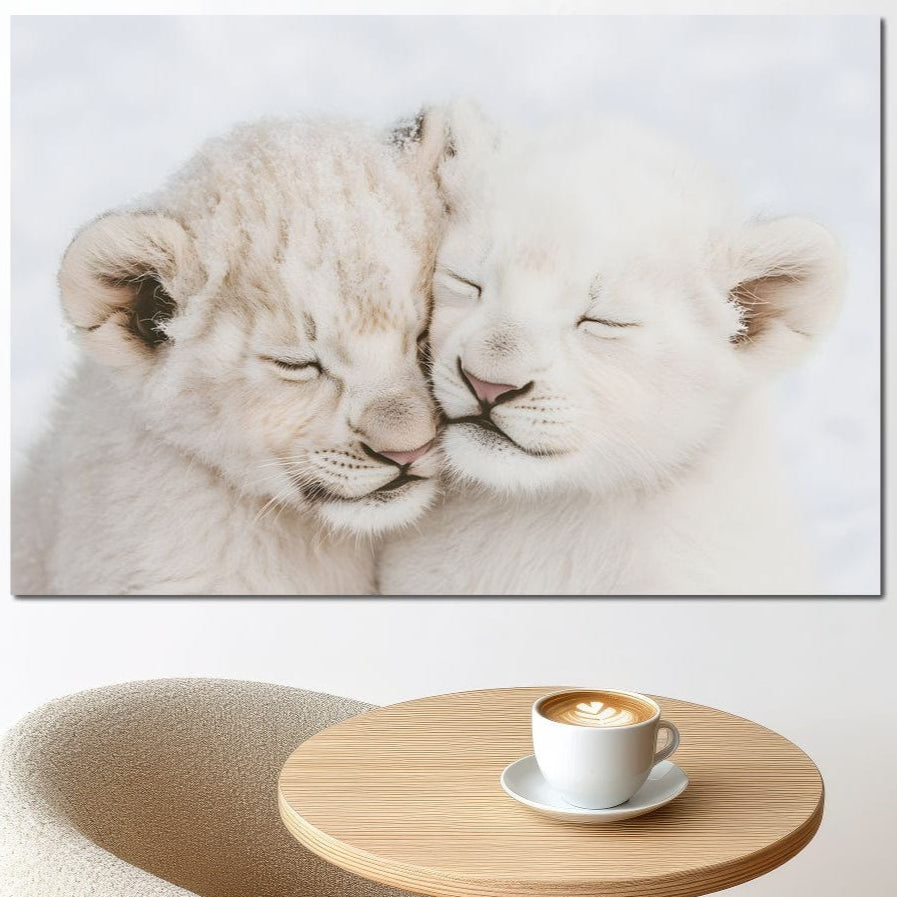 tablou canvas cu doi pui de leu imbratisati pe fundal deschis