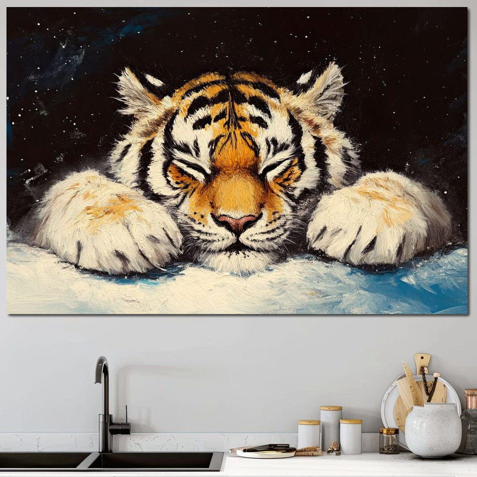 tablou canvas cu un pui de tigru adormit, pe fundal intunecat cu cer senin si instelat