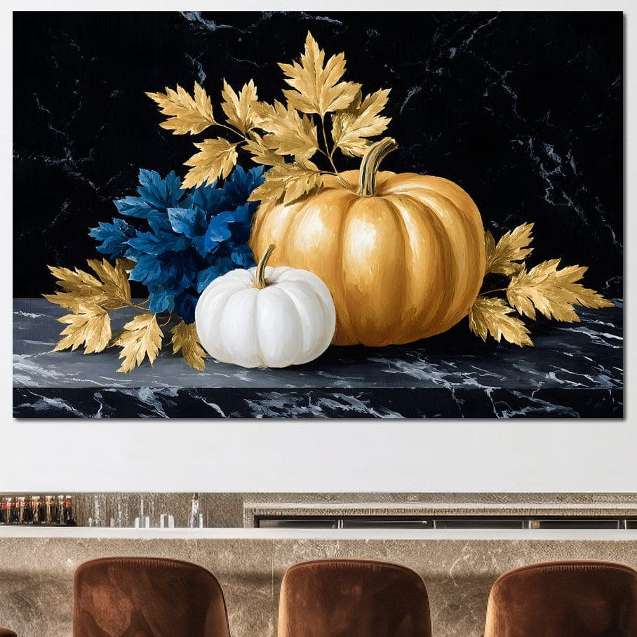 tablou canvas cu un dovleac alb si unul auriu, cu frunze albastre si aurii pe fundal negru tip marmura